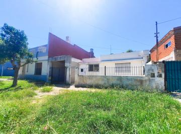 Casa de 3 ambientes, Lanús · Apta Crédito! Ideal 2 Familias! Casa 3 Ambientes + Fondo 250 M&sup2;! en Lanús