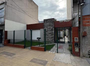 Casa · 70m² · 3 Ambientes · 1 Cochera · Casa en Lanús Este