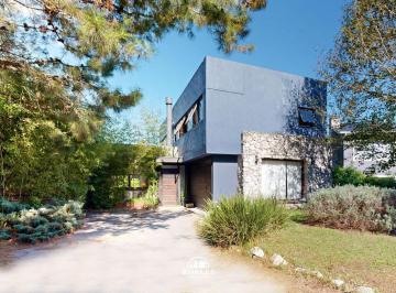 Casa · 200m² · 4 Ambientes · Casa en Sector Los Pinos del Barrio Privado Rumencó.