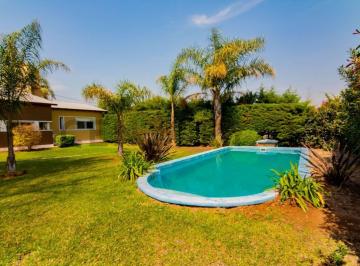Casa · 121m² · 3 Dormitorios · 2 Cocheras · Vendo Casa 3 Dorm. con Pileta en Funes Town.