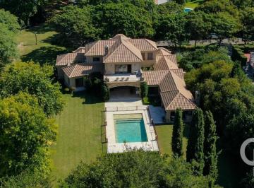 Casa · 550m² · 8 Ambientes · 2 Cocheras · Casa en Venta - 5 Ambientes - San Jorge Village