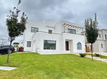 Casa · 284m² · 5 Ambientes · 6 Cocheras · Casa en Alquiler en Riberas Puertos del Lago