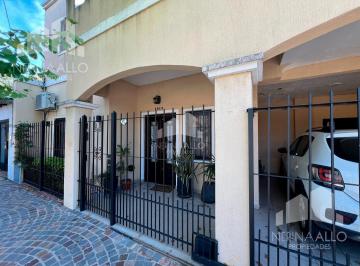 Casa · 209m² · 4 Ambientes · 1 Cochera · Venta Casa de 4 Ambientes en Castelar