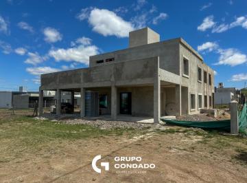 Casa · 235m² · 5 Ambientes · 2 Cocheras · Vendo Casa Tres Dorm. Tejas 4 a Estrenar