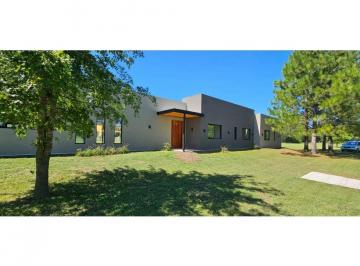 Casa · 165m² · 3 Dormitorios · 2 Cocheras · Casa a La Venta en Barrio La Elina, Comarcas de Lujan