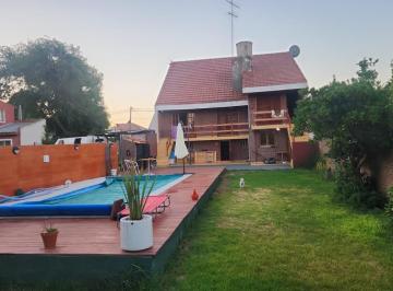 Casa · 250m² · 4 Ambientes · Chalet de 4 Ambientes