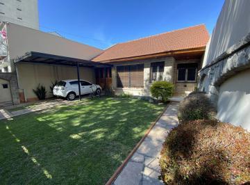 Casa · 242m² · 6 Ambientes · 2 Cocheras · Casa en Lomas de Zamora