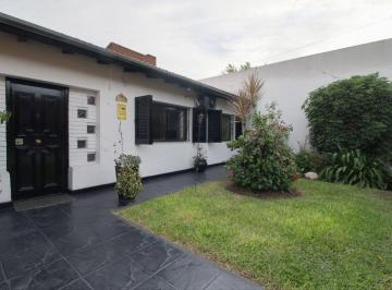Casa · 146m² · 4 Ambientes · 2 Cocheras · Casa 4 Ambientes Venta Lomas de Zamora con Jardín