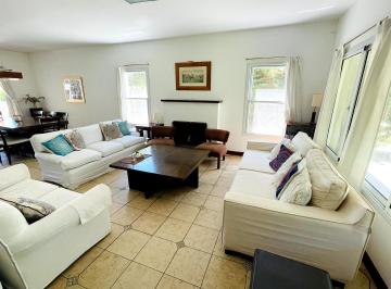 Casa · 270m² · 6 Ambientes · 3 Cocheras · Santa Maria de Olivos en Grand Bourg / Malvinas Argentinas