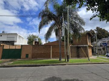 Casa · 100m² · 4 Ambientes · 1 Cochera · Casa, lote Propio con Depart. 2 Ambientes, Venta I. Casanova.