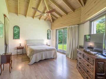 Casa · 243m² · 5 Ambientes · 1 Cochera · Casa Chalet 6 Amb en Venta - Las Praderas de Luján
