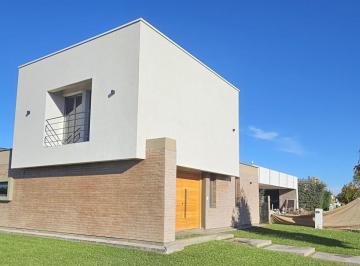 Casa · 400m² · 3 Dormitorios · 2 Cocheras · Casa en Alquiler en Cortaderas de La Noria