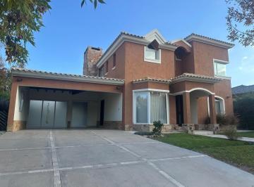 Casa · 294m² · 4 Dormitorios · 1 Cochera · Casa en Chacras de Coria, Barrio Candelas II
