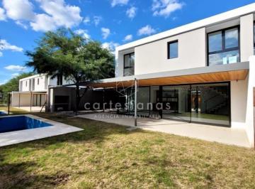 Casa · 230m² · 4 Ambientes · 2 Cocheras · Housing en La Carolina Casa de 3 Dorm. Calidad Premium