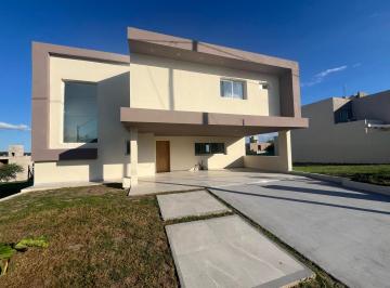Casa · 200m² · 4 Ambientes · 2 Cocheras · Casa a La Venta en Tejas 4