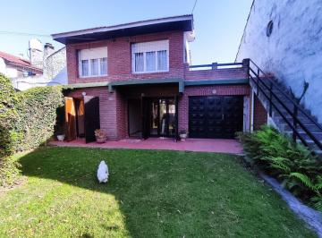 Casa · 333m² · 4 Ambientes · 1 Cochera · Casa con Parque y Garaje