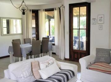 Casa · 160m² · 5 Ambientes · 3 Cocheras · Casa 4 Dorm., Jardin y Pileta en El Jacaranda, Tigre