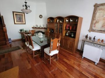 Casa · 275m² · 5 Ambientes · 2 Cocheras · Impecable Propiedad en Florida Oeste. en Calle Muy Tranquila. Cerca de Cómodos Accesos