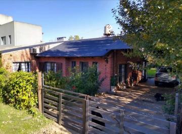 Casa · 86m² · 4 Ambientes · 2 Cocheras · Casa en Venta - 3 Dorm. 2 Baños - Cochera - 756 m² - Tandil