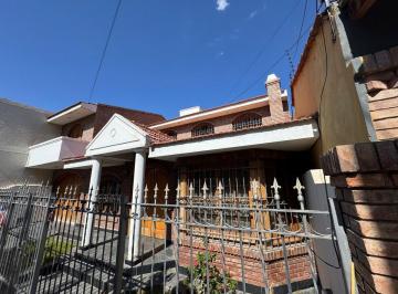 Casa · 242m² · 5 Ambientes · 2 Cocheras · Casa de 4 Habitaciones en Venta en Dorrego