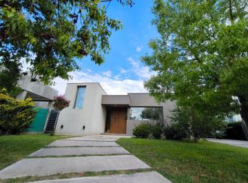 Casa · 135m² · 4 Ambientes · 4 Cocheras · Venta Hermosa Casa Barrio Las Cortaderas II Rodeo
