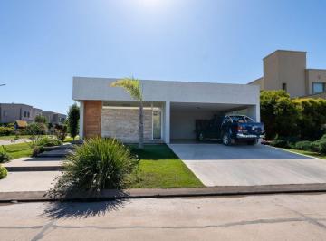 Casa · 237m² · 5 Ambientes · 2 Cocheras · Venta Casa en San Sebastian con 3 Dormis y Pileta