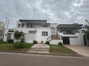 Casa · 400m² · 8 Ambientes · 2 Cocheras · Vendo Casa en Barrio Rucalan El Challao