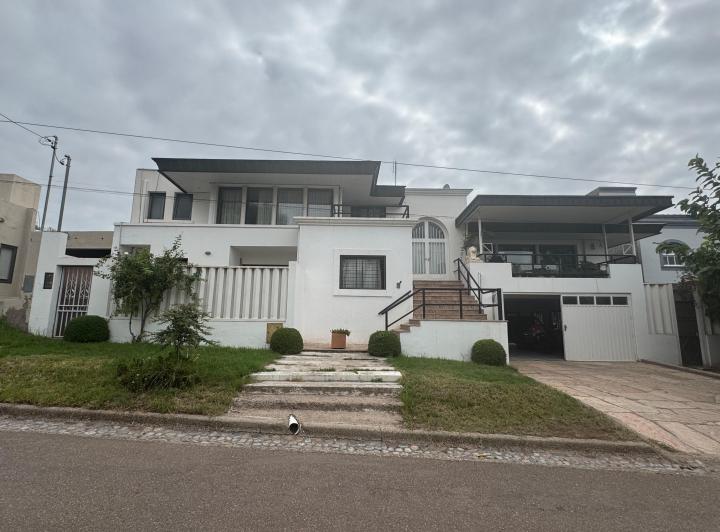 Casa · 400m² · 8 Ambientes · 2 Cocheras
