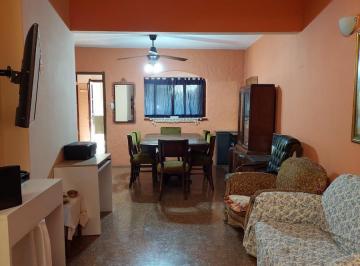 Casa · 120m² · 4 Ambientes · 1 Cochera · Hermosa Casa Sobre Lote de 7,60 X 25 con Quincho y Parque