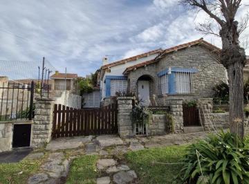 Casa · 134m² · 5 Ambientes · 1 Cochera · Casa en Venta - 4 Dorm. 2 Baños - Cochera - 449 m² - Mar del Plata