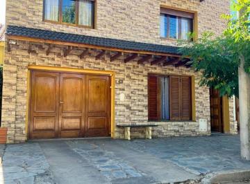 Casa · 226m² · 3 Dormitorios · 1 Cochera · Casa en Venta en Los Toldos