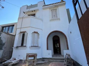 Casa · 224m² · 5 Ambientes · 1 Cochera · Alquiler Casa 4 Amb. con Escritorio, Jardín Quincho y Cocher