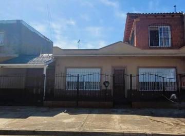 Casa · 189m² · 3 Ambientes · 2 Cocheras · Casa 3 Amb. con Dpto de un Ambiente