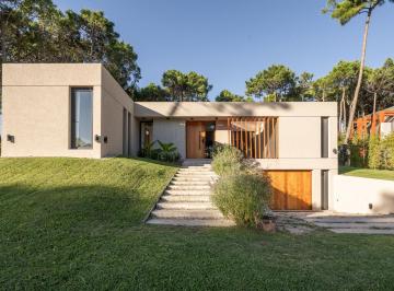 Casa · 251m² · 5 Ambientes · 1 Cochera · Casa en Venta 5 Ambientes Pioneros Pinamar