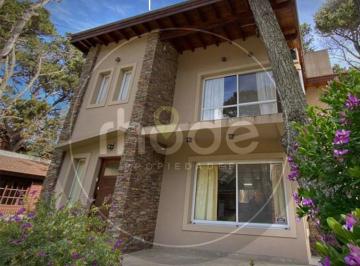 Casa · 204m² · 4 Ambientes · Calle Las Camelias E/ Av 6 y 7 Al 500 - Casa con Tres Dorm. en Costa del Este