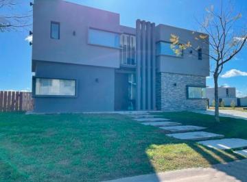 Casa · 420m² · 7 Ambientes · 2 Cocheras · Casa en Venta - 6 Dorm. 4 Baños - 420 m - Escobar