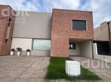 Casa · 160m² · 5 Ambientes · 2 Cocheras · Duplex de Categoria con Galeria Cerrada!