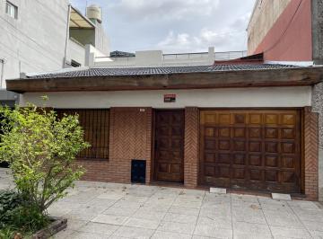 Casa de 5 ambientes, Pompeya · Casa en Terreno Propio, 4 Dorm., Quincho con Parrilla y Terraza.