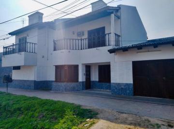 Casa · 249m² · 6 Ambientes · 1 Cochera · Casa en Venta de 2 Pisos, Barrio Carmen Luisa Rqta