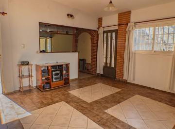 Casa · 130m² · 3 Ambientes · 1 Cochera · Casa en Venta B Roque Saenz Peña 2 Dormis y Patio