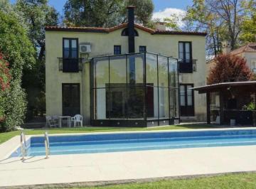 Casa · 300m² · 5 Ambientes · Casa en Venta - 4 Dorm. 6 Baños - 900 m² - Luján