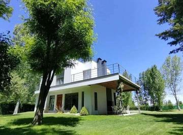Casa · 240m² · 5 Ambientes · 3 Cocheras · Casa en Venta - 3 Dorm. 2 Baños - Cocheras - San Rafael