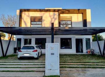 Casa · 155m² · 6 Ambientes · 1 Cochera · Casa en Barrio Cerrado La Calandria 3 Dorm. 3 Baños con Patio