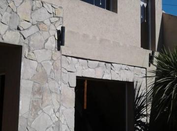 Casa · 160m² · 6 Ambientes · 11 Cocheras · Casa en Venta - 4 Dorm. 3 Baños - Cochera - 160 m² - Necochea