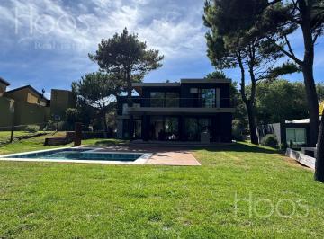 Casa · 300m² · 5 Ambientes · 4 Cocheras · Casa en Carilo 6 Amb Pileta Climatizada \ 2 Cuadras del Mar Todo Luz y Sol!