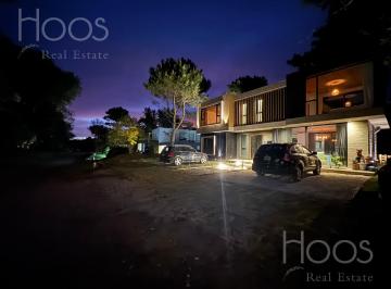 Casa · 300m² · 5 Ambientes · 4 Cocheras · Casa en Carilo 6 Amb Pileta Climatizada \ 2 Cuadras del Mar Todo Luz y Sol!