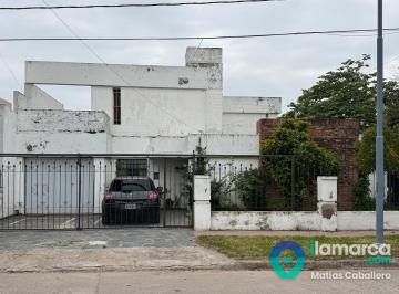 Casa · 220m² · 4 Dormitorios · 2 Cocheras · A Reciclar 4 Dorm. Cerca de La Plaza de Las Naciones