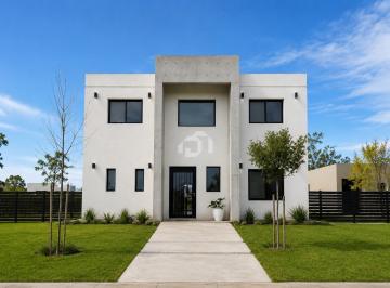 Casa · 199m² · 6 Ambientes · 2 Cocheras · Casa en Venta en Santa Elena, Pilar del Este, Pilar
