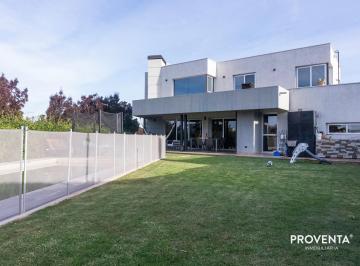 Casa de 7 ambientes, Las Heras · Viví El Diseño, El Confort y La Naturaleza en B° Privado La Bastilla!
