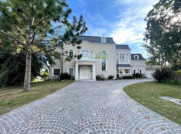 Casa de 10 ambientes, Berazategui · Casa en Venta y Alquiler en Club de Campo Abril